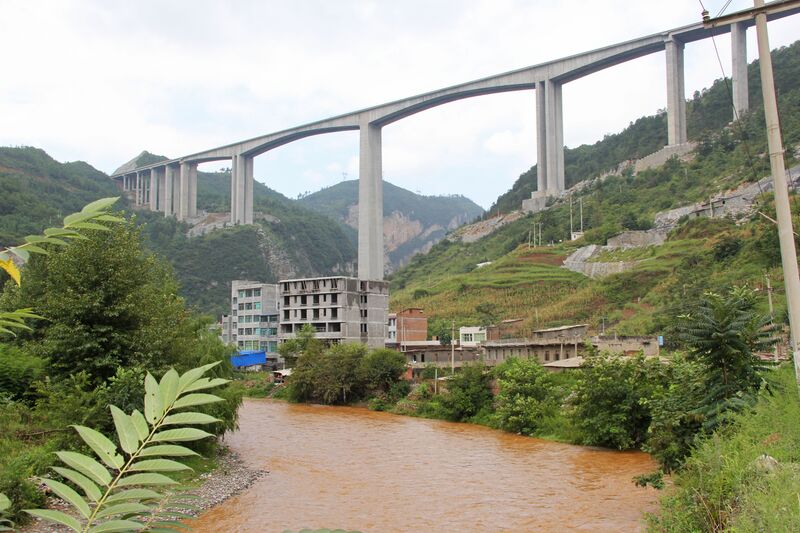 File:HezhangBridge&River.jpg