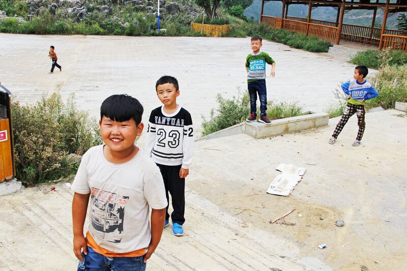 File:LuoluKidsPlaying.jpg