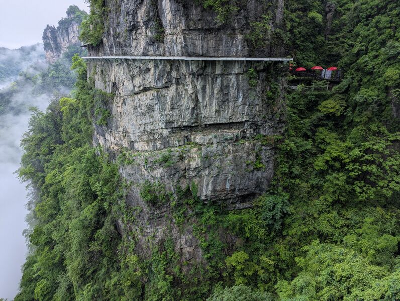 File:Qingjiang FangshanGlassCliffwalkEdgeDrop.jpg