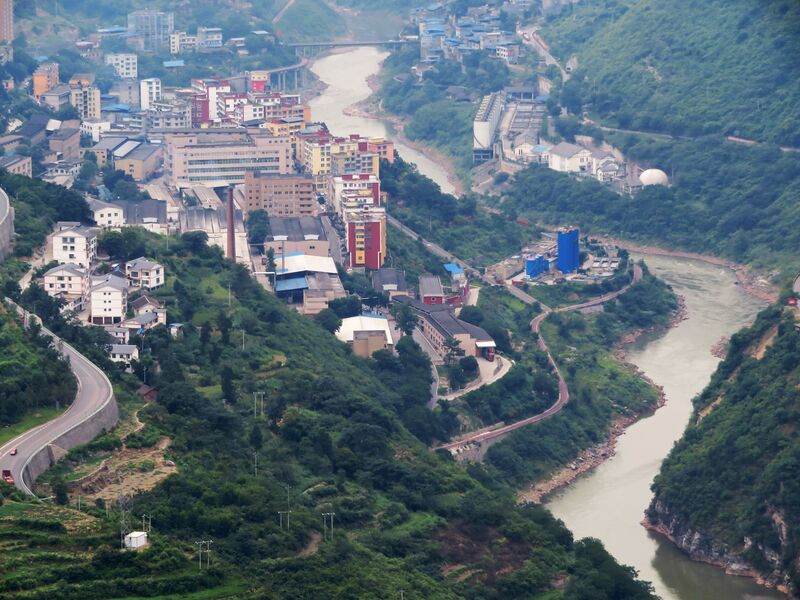 File:185ChishuiheBridgeChajiaotanValleyByJohnFilmer.JPG