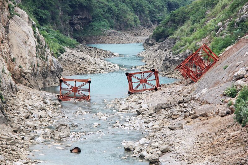 File:62BeipanjiangHighSpeedTrussesInRiver.jpg
