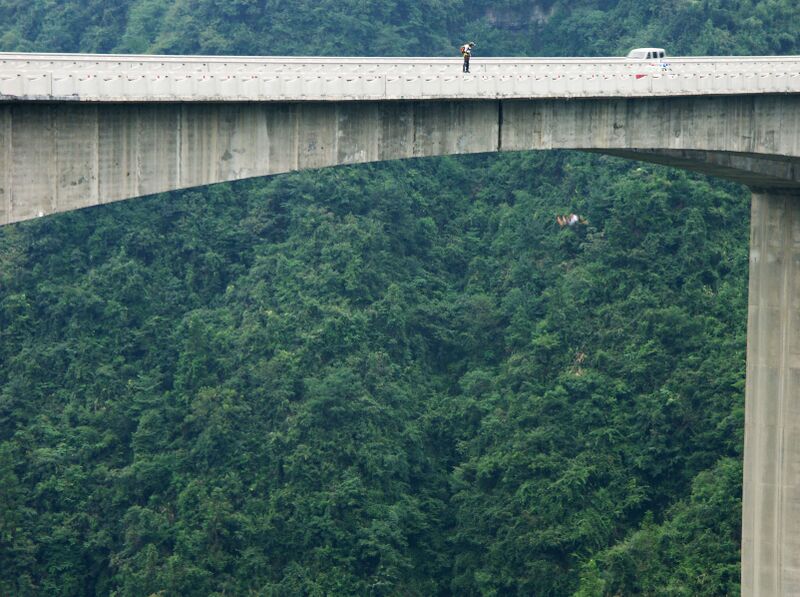 File:AizhaiSouthBridgeJumper.jpg