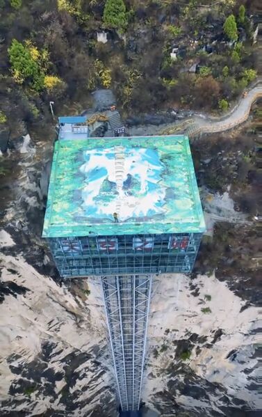 File:Baquanxia ElevatorCliffDown.jpg