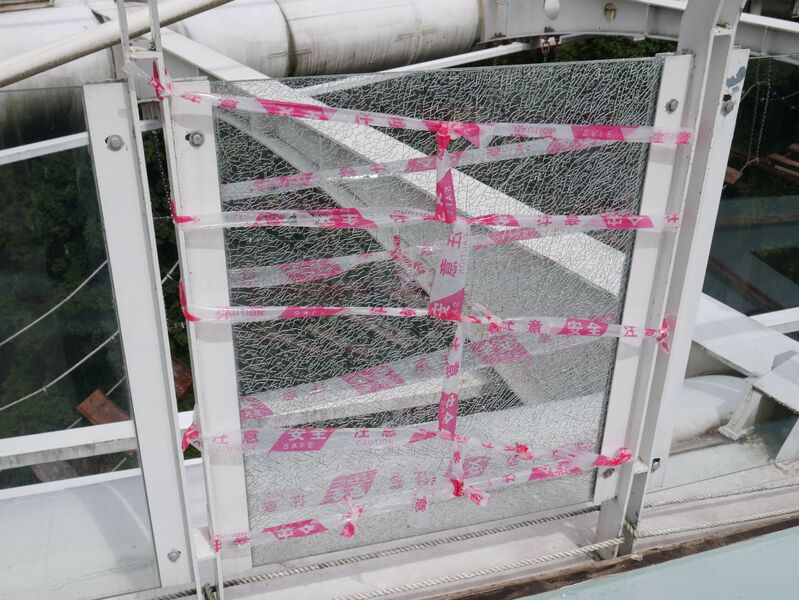 File:Shiniushan GlassBroken.JPG