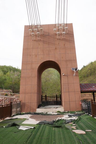 File:Taihang GlassFootbridgeBrownTower.JPG