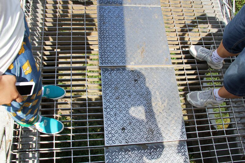 File:ZhangjiajieParkFootbridgeGrate.jpg