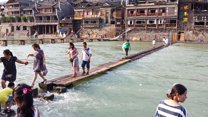 File:213FenghuangSquareFootbridgeByEric.jpg