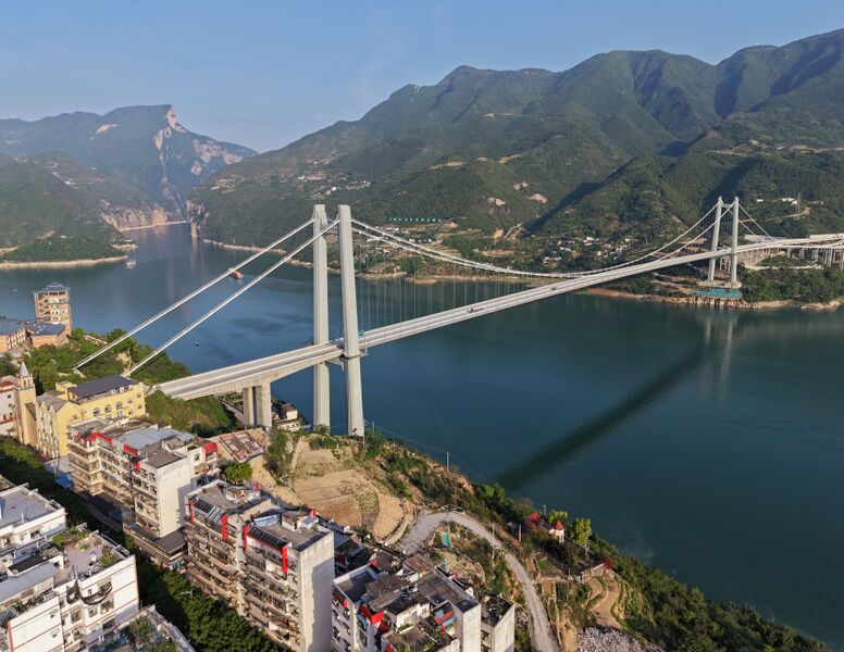File:Baidicheng YangtzeHighestBridges.JPG
