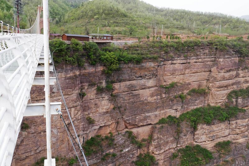 File:Taihang GlassFootbridgeCliffBrown.JPG