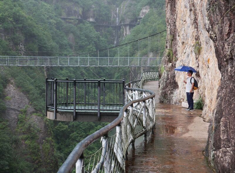 File:YaxiakuGlassZhuFanUmbrella.JPG