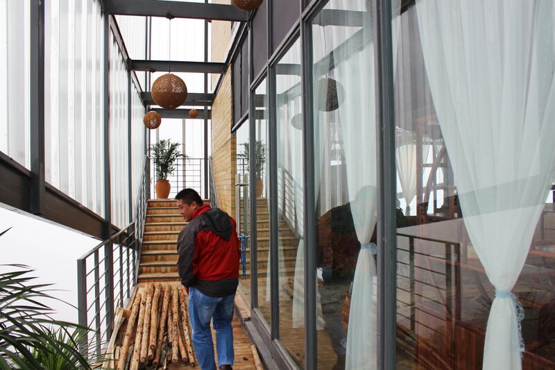 File:221BeipanjiangDugeOverlookHotelByBenUsagani copy.jpg