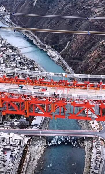 File:Daduhe railway bridge ChuanzangTrussLowBridge.jpg