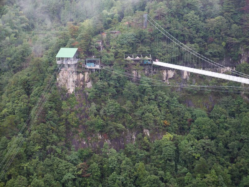File:LingjiangyuanGlassRopewayStation.JPG