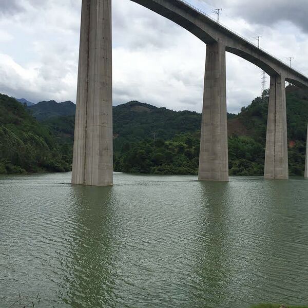 File:Xingfuyuan Railway Bridge.jpg