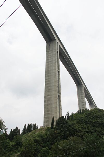 File:ErhaiheGraySkyPier.JPG