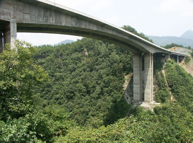 File:HouheBridgeView4.jpg