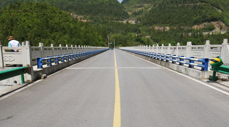 File:LiujiaheCenterRoad.JPG