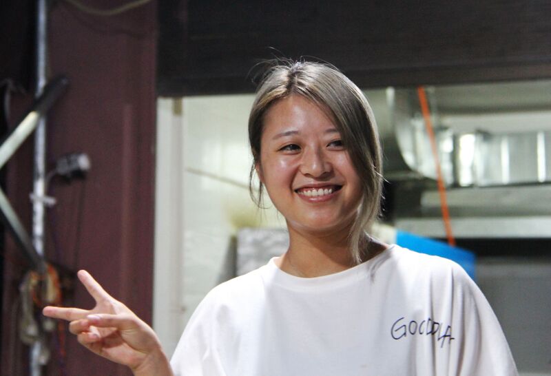 File:659FengjieAreaDinnerGirl copy.JPG