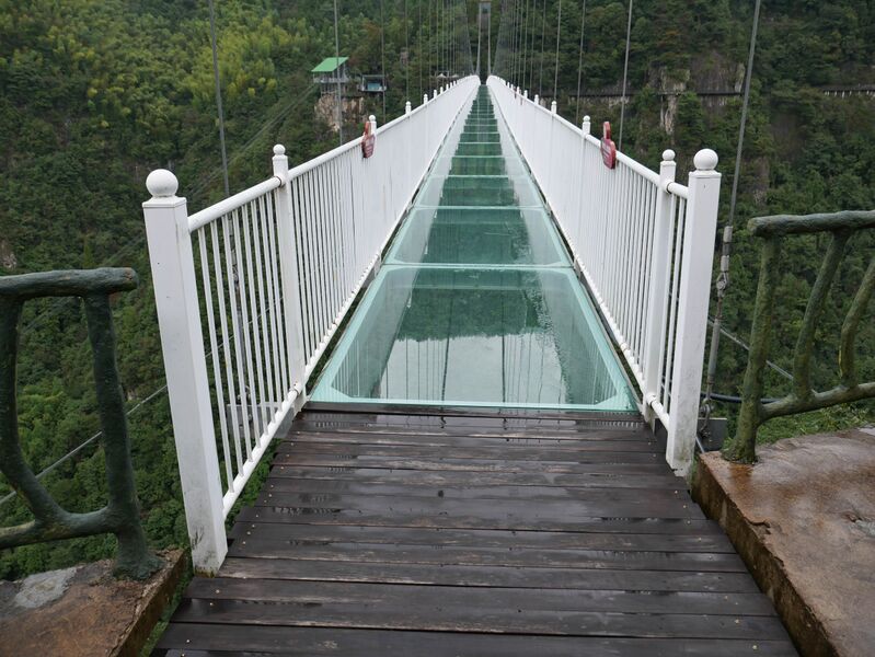 File:LingjiangyuanGlassFootbridgeWetEnd.JPG