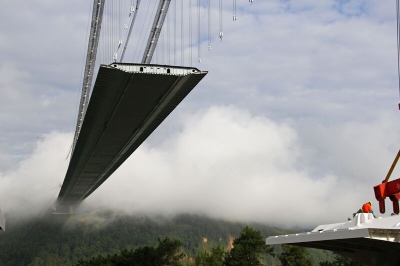 File:LongjiangDeckOutOfClouds.jpg