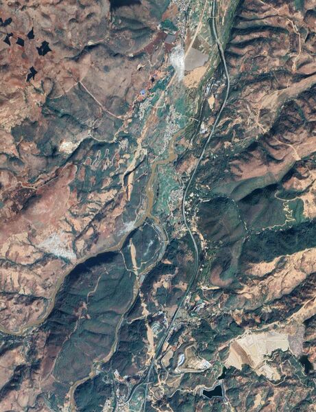 File:Nanpanjiang Railway Bridge MimengSatelliteWide.jpg