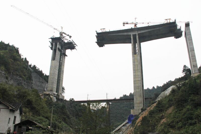 File:87UnknownMiddleS229Beam&TrainBridge.jpg