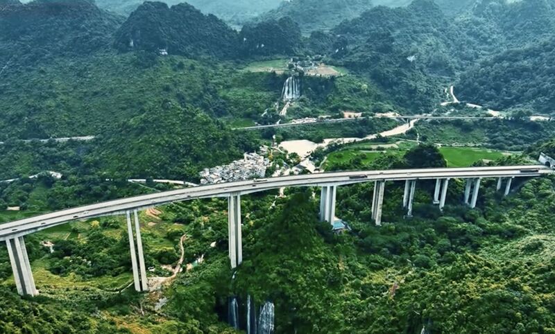 File:GulongshanHighWaterfall.jpg