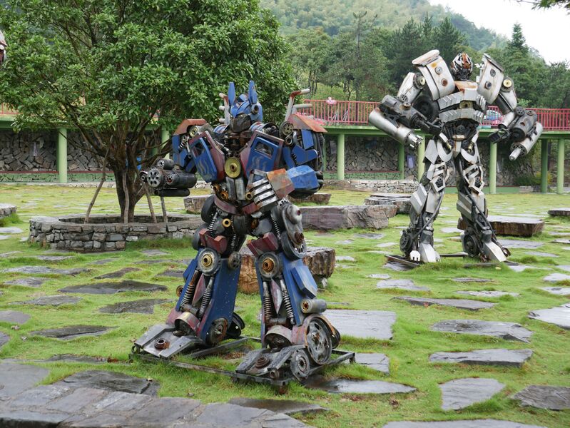 File:LingjiangyuanGlassPlatformTransformers3.JPG