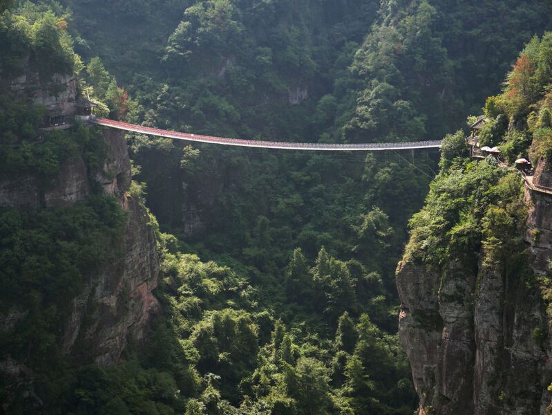 File:ShijiufengJingquiScenicAreaFootbridgeFarZoom.JPG