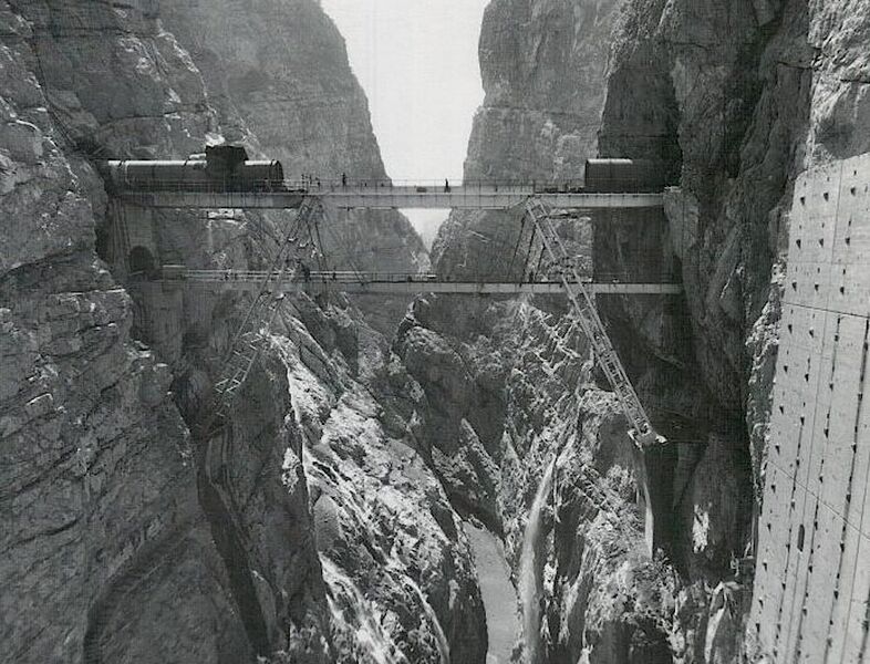 File:Vajont ricostruzione pontetubo~0.jpg