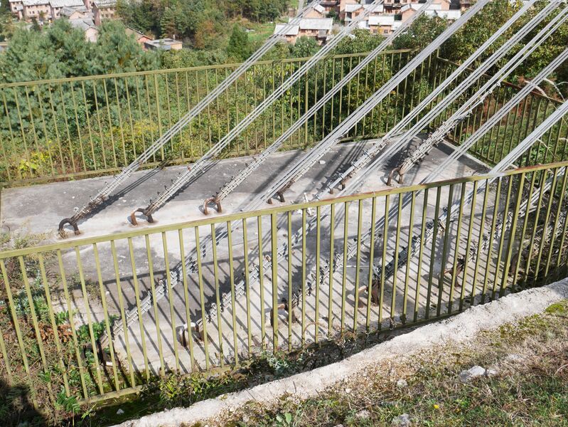 File:YeyuhaiGlassAnchorageWires.JPG