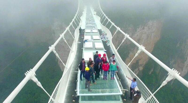 File:ZhangjiajieGlassPanelBreak.jpg