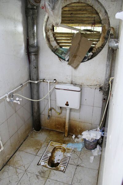 File:128ZhangjiajieBathroom copy.jpg