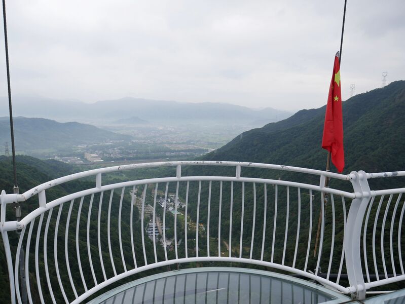 File:Lianghuangshan GlassOverlookRailing.JPG