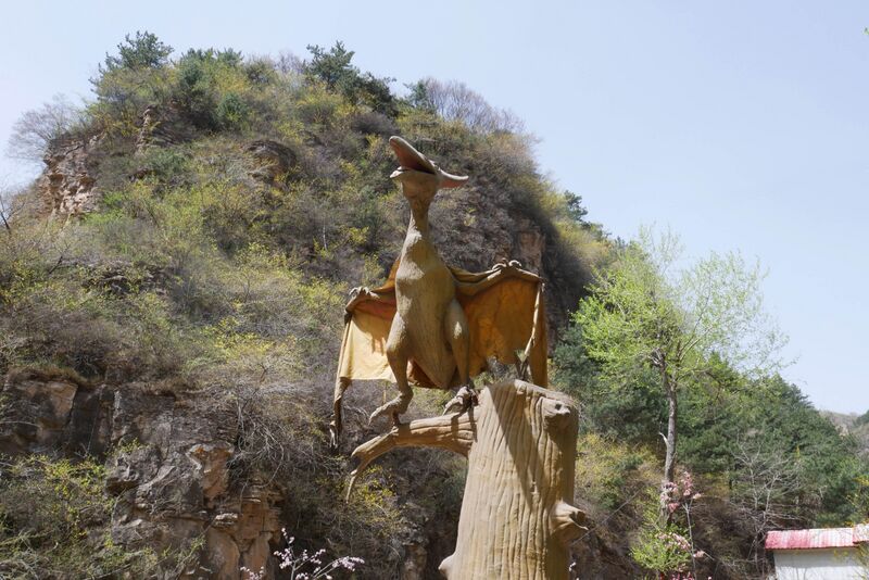 File:TianjishanFootbridgeDinobird.JPG