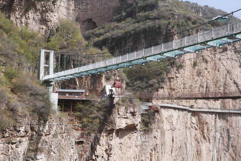 File:Tianjishan FootbridgeGlassLonglensSpans.JPG