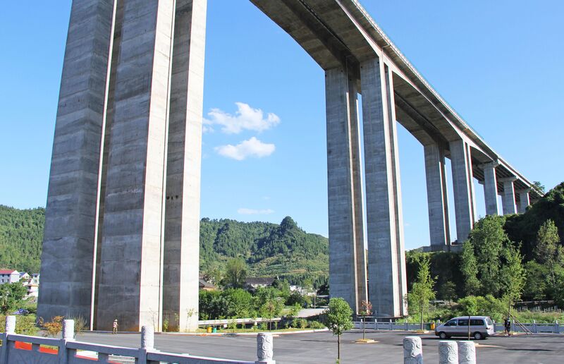 File:TongheParkingLot.jpg