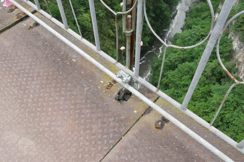 File:Tongzi FootbridgeDeck.JPG