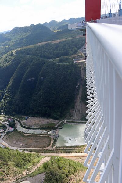 File:LongliRailingGaryC.JPG