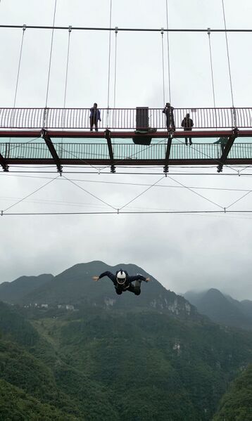 File:NizhuheGaryFootbridgeFall.jpg