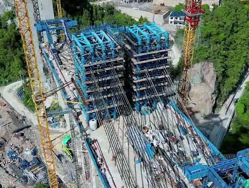 File:Yunnanzhuang BridgeCablesDownCrane.jpg