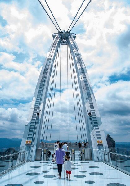File:NantianGlassPlatformTowerCables2.jpg