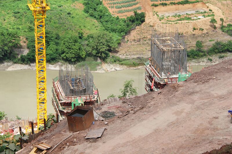 File:NujiangRailwayLonglensPierTop.jpg
