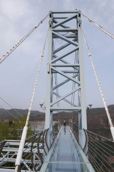 File:Taihang GlassPlatformStaysSky.JPG