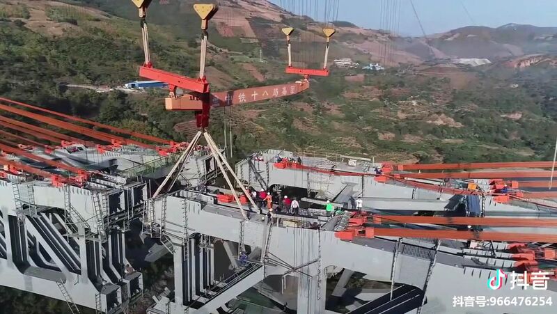 File:NujiangRailwayFinalLift.jpg