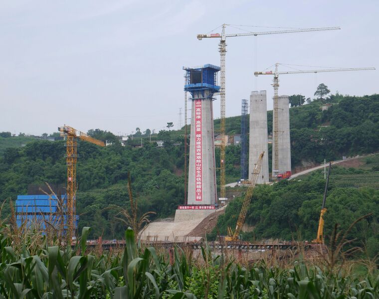 File:Quxihe RailwayPier.JPG