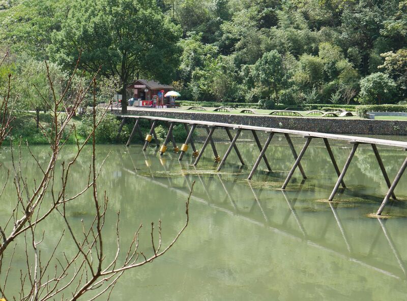 File:ShijiufengJingquiScenicAreaRiverCrossing.JPG