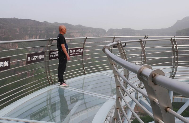 File:Taihang GlassPlatformSmallSigns.JPG