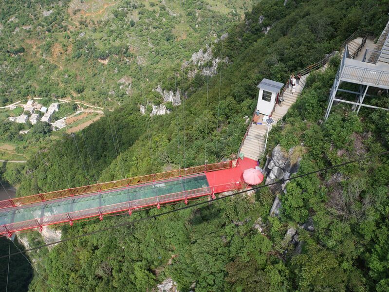 File:NizhuheGondolaDownToFootbridge.JPG