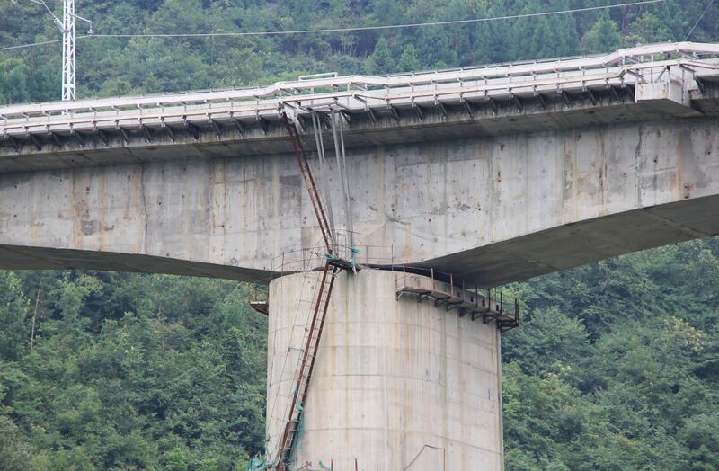 File:QingjiangRailwayBridgePierCap.jpg